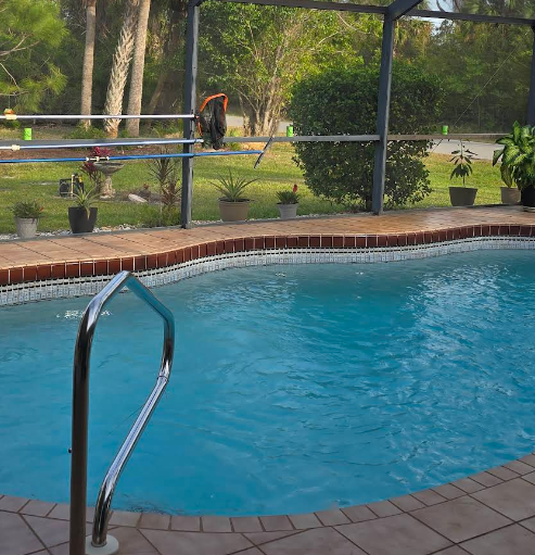 Classic pool with handrail